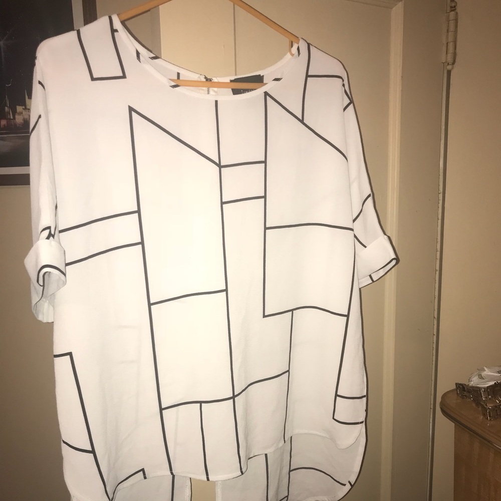 White and black pattern blouse sz M